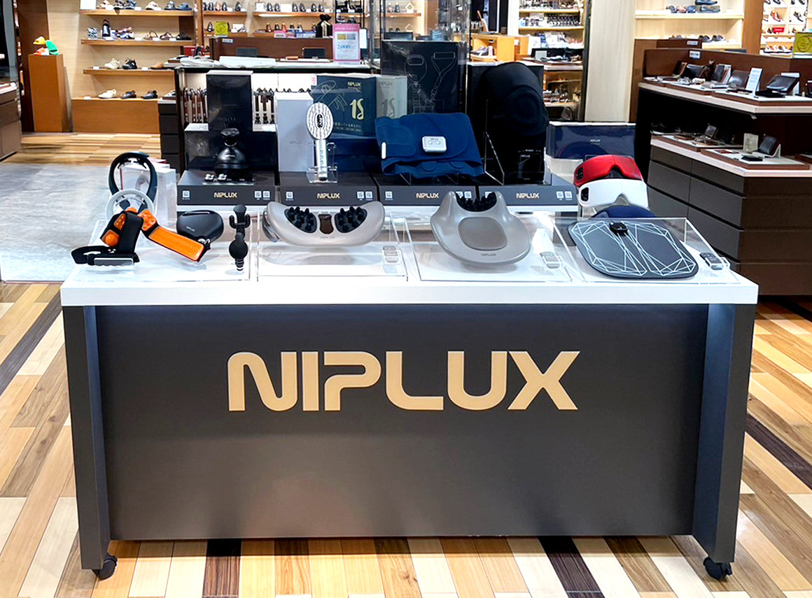 百貨店內的 NIPLUX 黑金品牌專櫃，展示多款護理產品