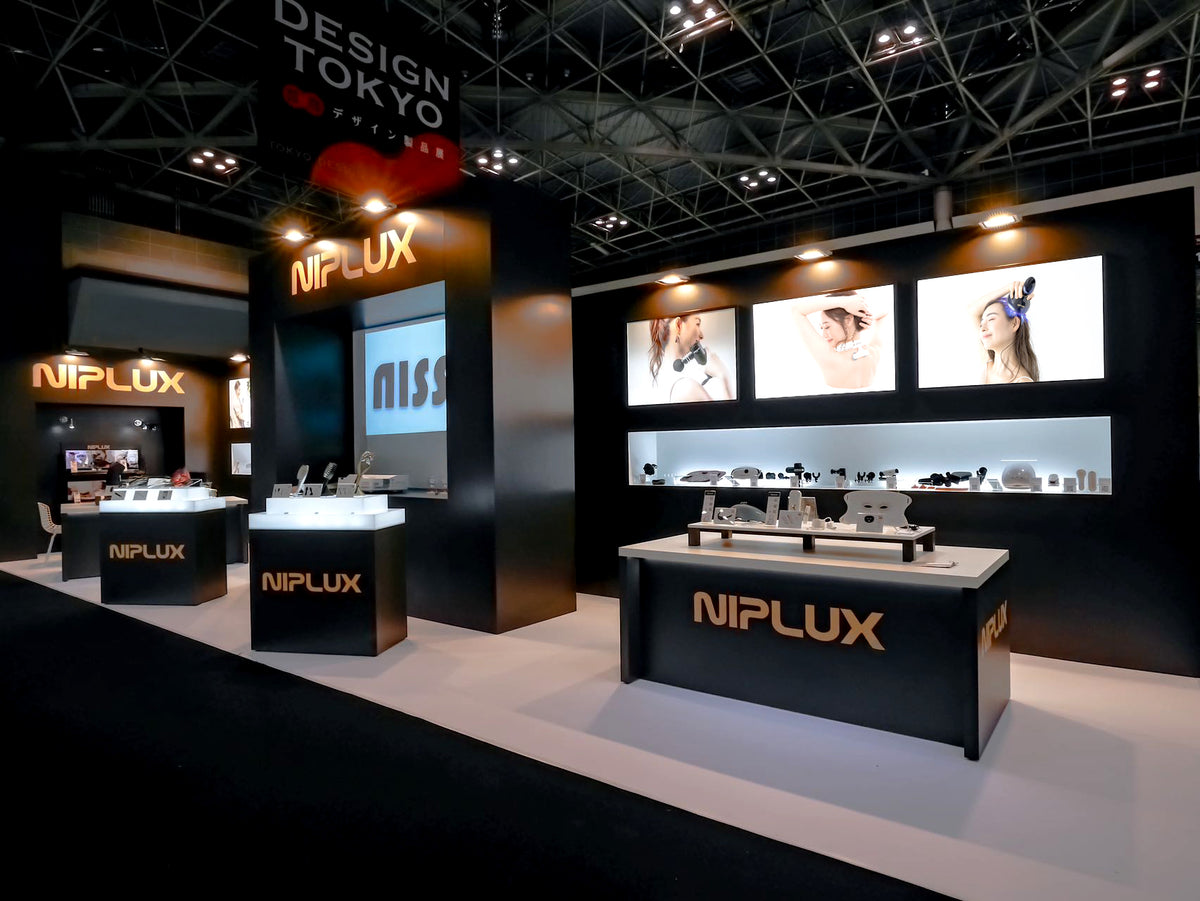 日本展會的 NIPLUX 黑金色品牌展台及玻璃展示櫃