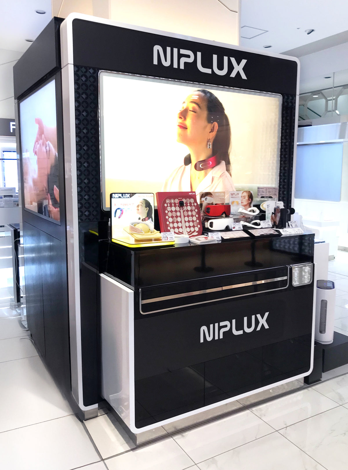 阪急百貨 NIPLUX 專櫃的上方品牌標識及產品陳列區