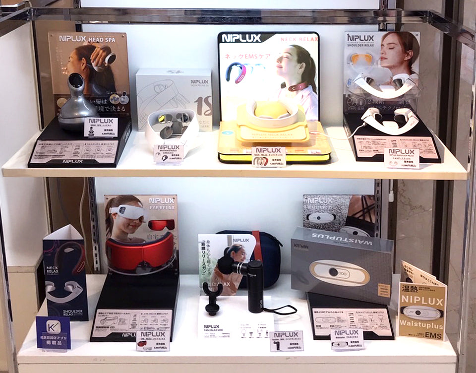 近鐵百貨店內的白色雙層 NIPLUX 產品展示櫃