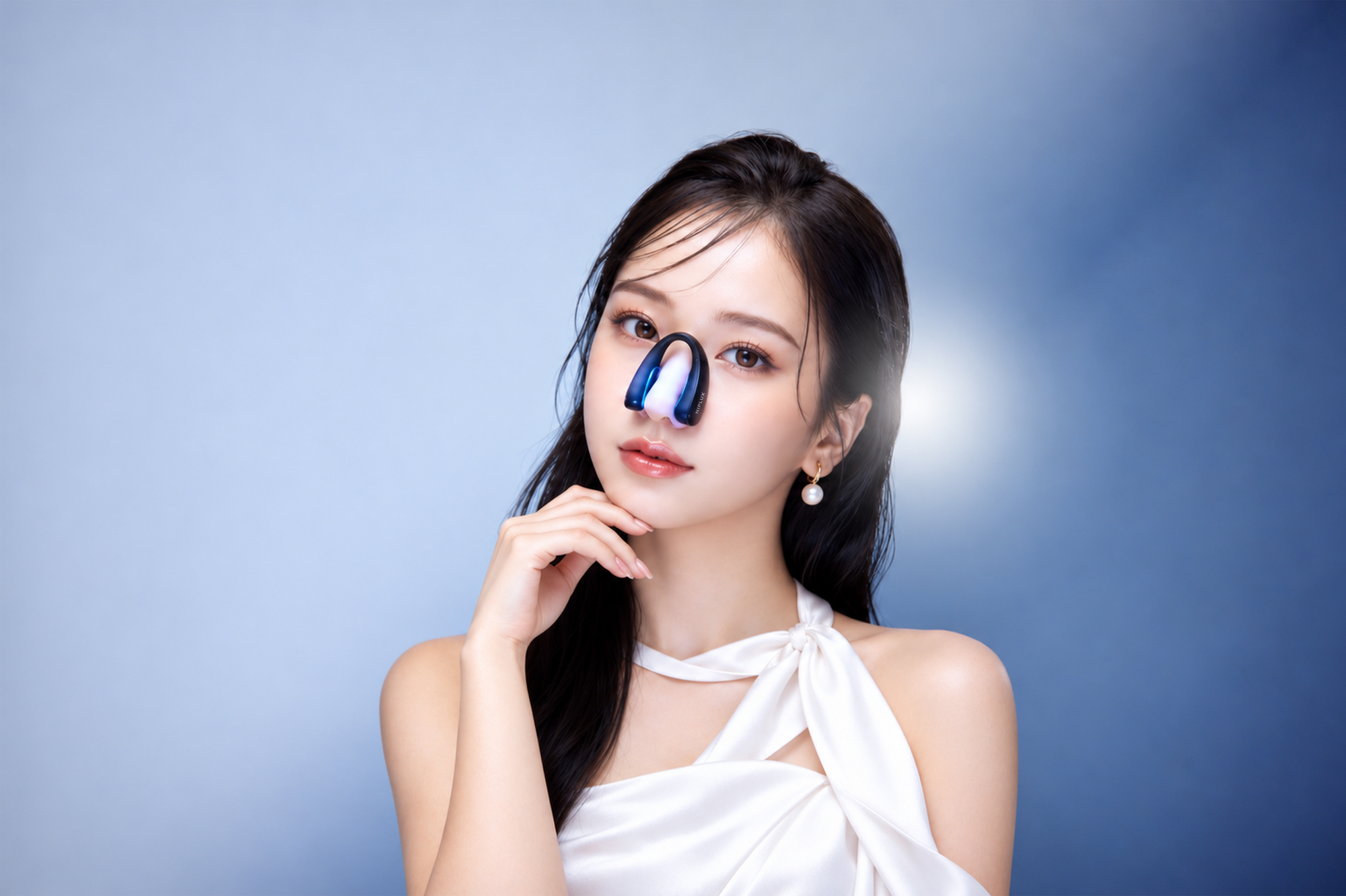 模特佩戴 NIPLUX QNose 鼻部護理儀